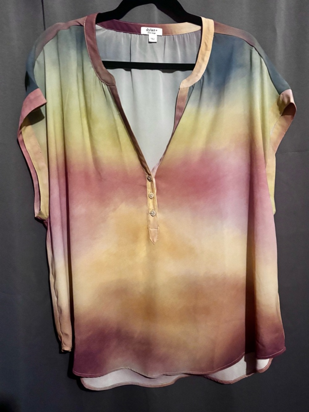 ✨3/$20 Dylan Ombre Short-Sleeve V-Neck Blouse XL (like new) - Picture 3 of 6